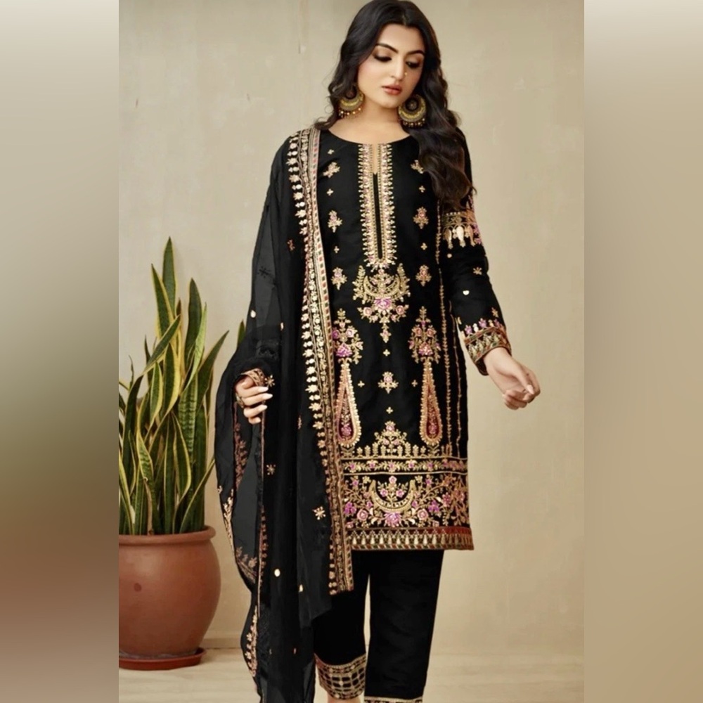 Traditional black full embroidered shalwar kameez! L 40